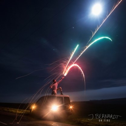 Beluister On Fire, de openingstrack van het debuutalbum van J. Bernardt