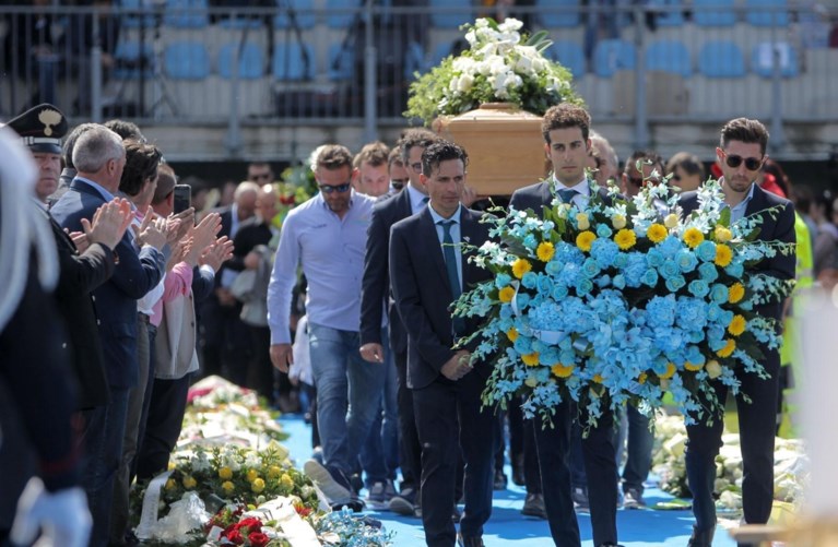 Mensenmassa neemt afscheid van overleden Michele Scarponi