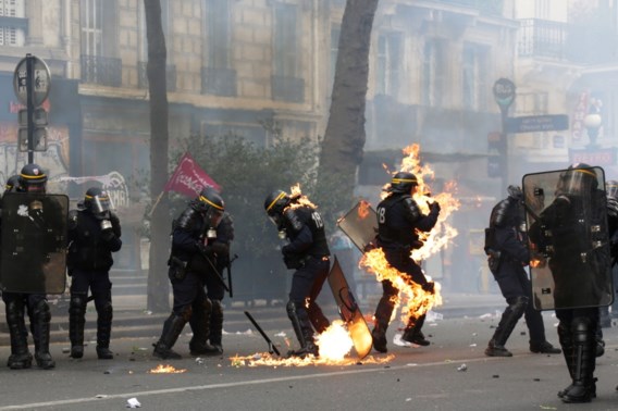 IN BEELD. Agent zwaar verbrand bij rellen op 1 mei-viering in Parijs