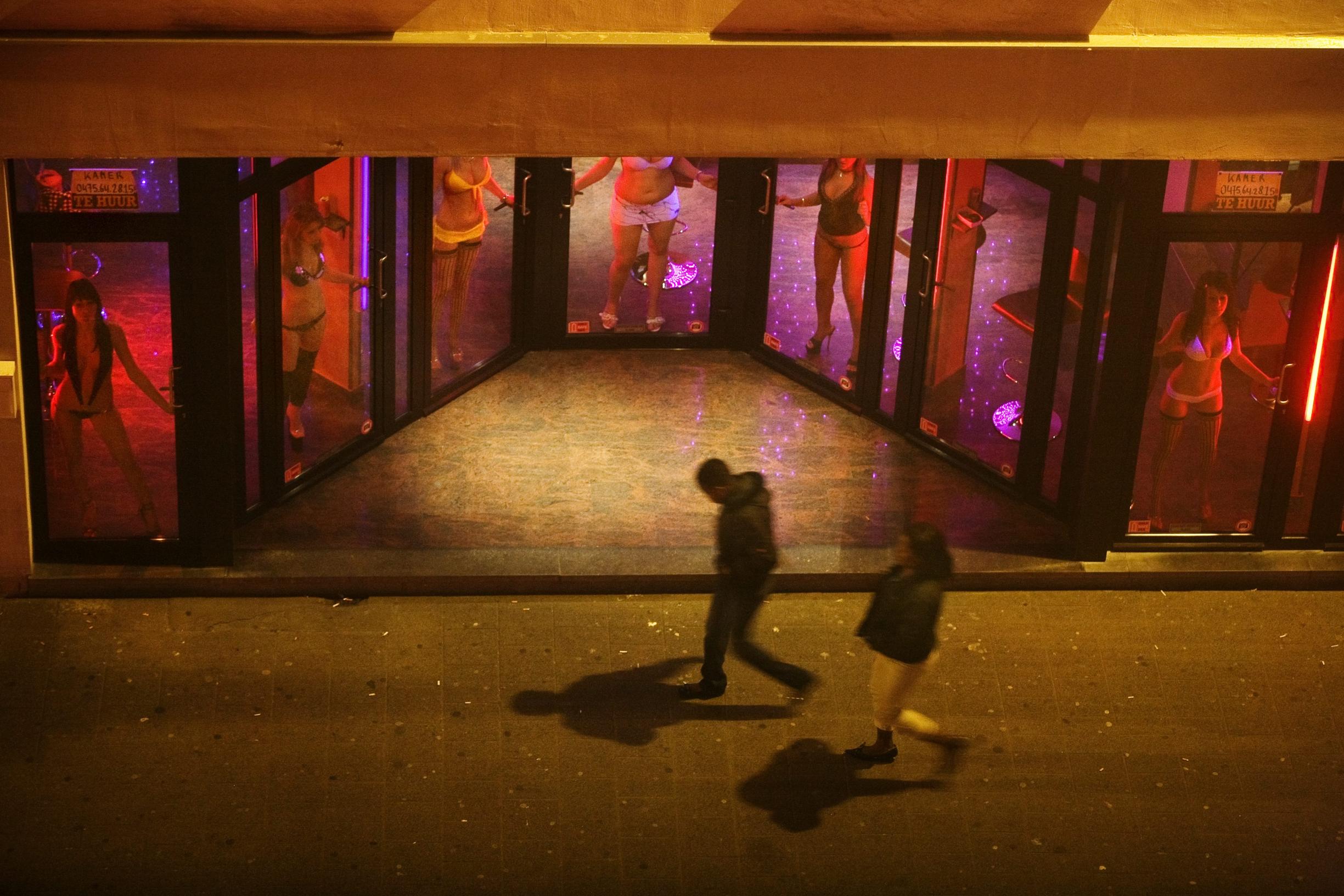 Elke dag twee nieuwe prostituees (vaak uit Roemenië) | De Standaard