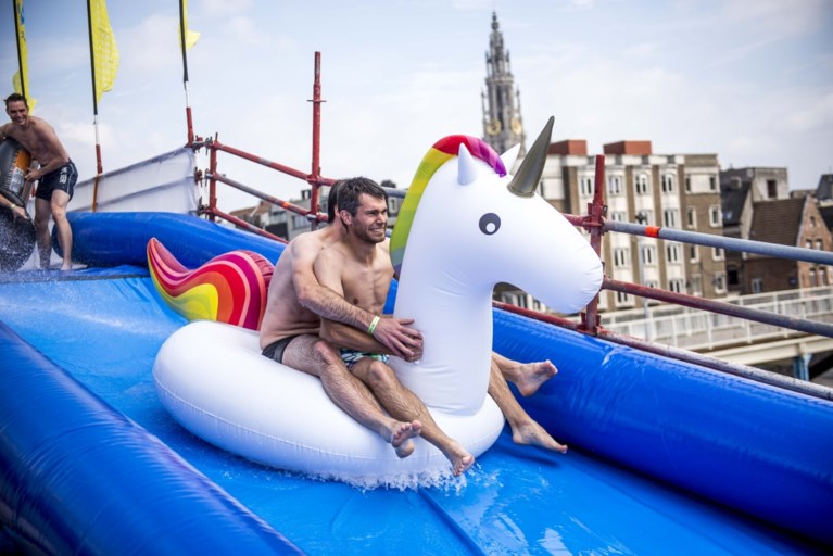 ‘Big Slide’ strijkt neer op het strand van Oostende