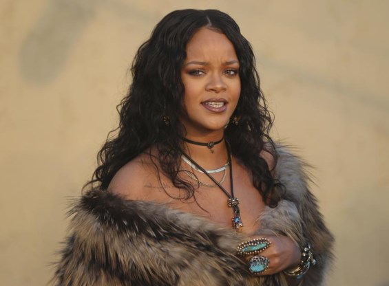Rihanna oogst felle kritiek met killer look