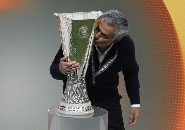 Fellaini en Man United troosten Manchester met eerste eindzege in Europa League