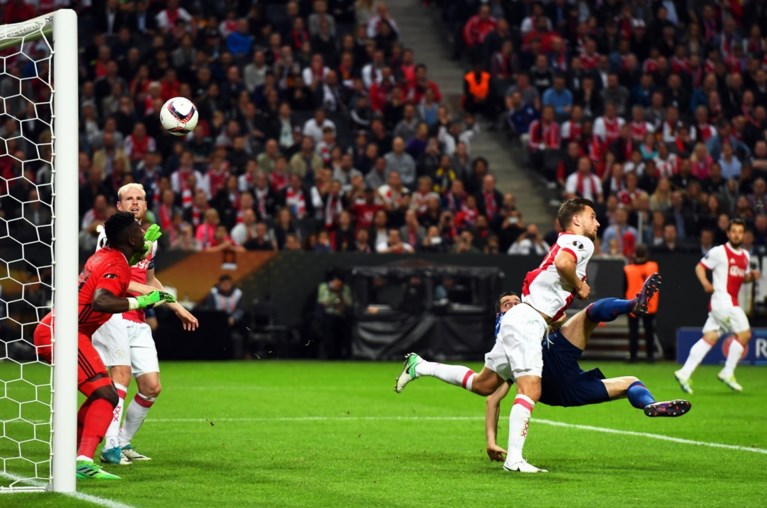 Fellaini en Man United troosten Manchester met eerste eindzege in Europa League