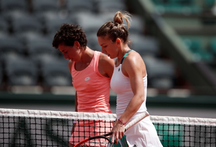 Halep makkelijk naar kwartfinale Roland Garros, Svitolina komt met schrik vrij