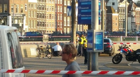 Acht mensen gewond nadat auto stationsplein Amsterdam oprijdt