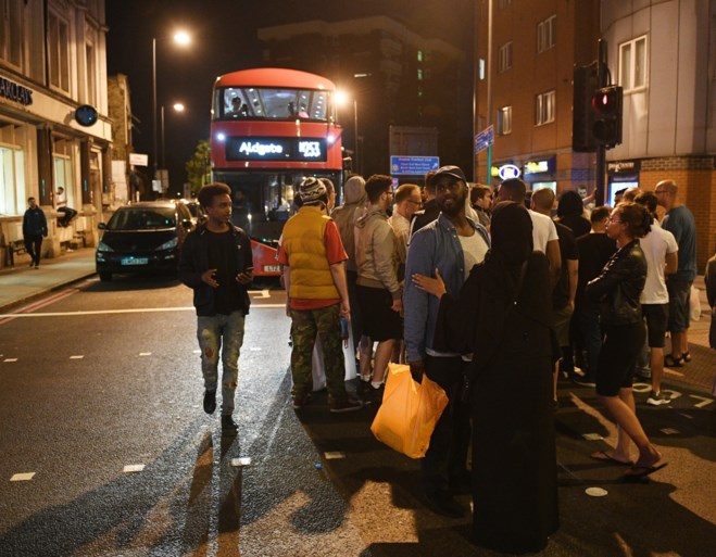 Eén dode en minstens acht gewonden nadat bestelwagen inrijdt op voetgangers in Londen
