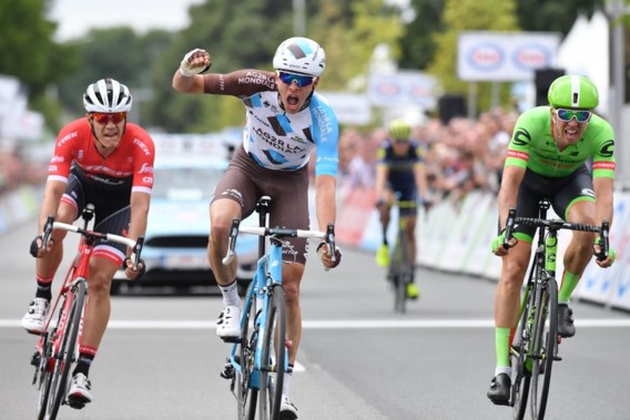 Oliver Naesen wint razend spannend BK in Antwerpen na ultieme jump in sprint met vijf vluchters