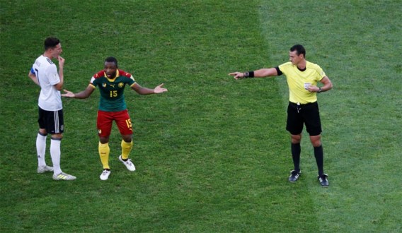 Blunder van videoref: speler van Kameroen krijgt onterecht rood, Hugo Broos begrijpt er niets van