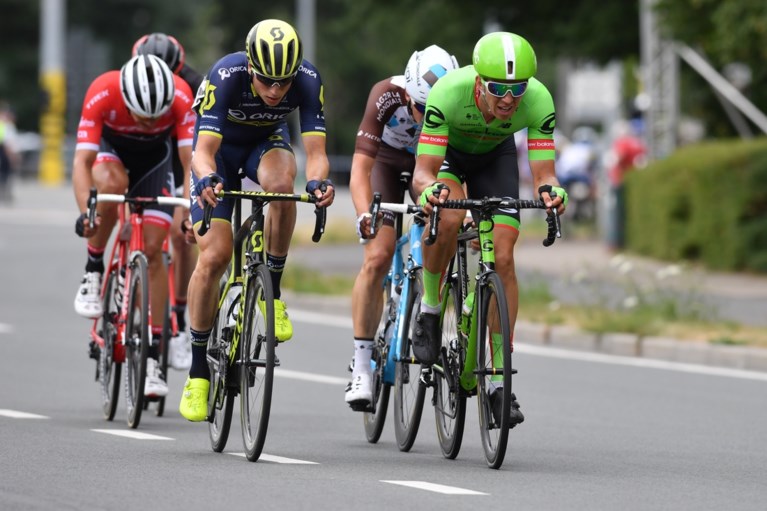 Oliver Naesen wint razend spannend BK in Antwerpen na ultieme jump in sprint met vijf vluchters