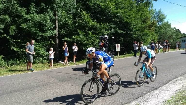 Sterke Aru snelt naar zege op La Planche des Belles Filles, Froome neemt gele trui over van Thomas
