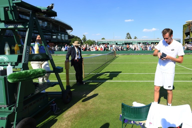 Slechte verliezer: Rus gooit na nederlaag tegen Bemelmans met muntstukken naar umpire