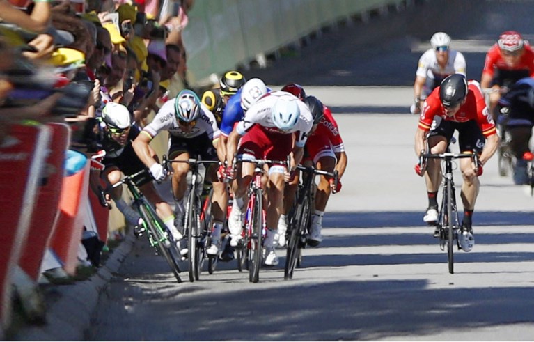 Ook Cavendish naar huis: sprinter stapt uit de Tour de France na val met Sagan