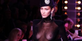 Topmodel Bella Hadid, de koningin van de transparante jurken op de coutureweek