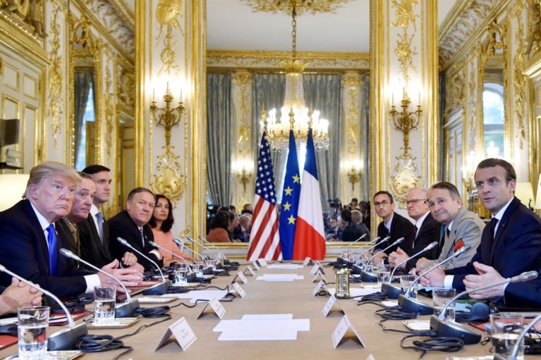 Trump verdedigt zoon in persconferentie met Macron