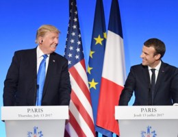 Trump verdedigt zoon in persconferentie met Macron