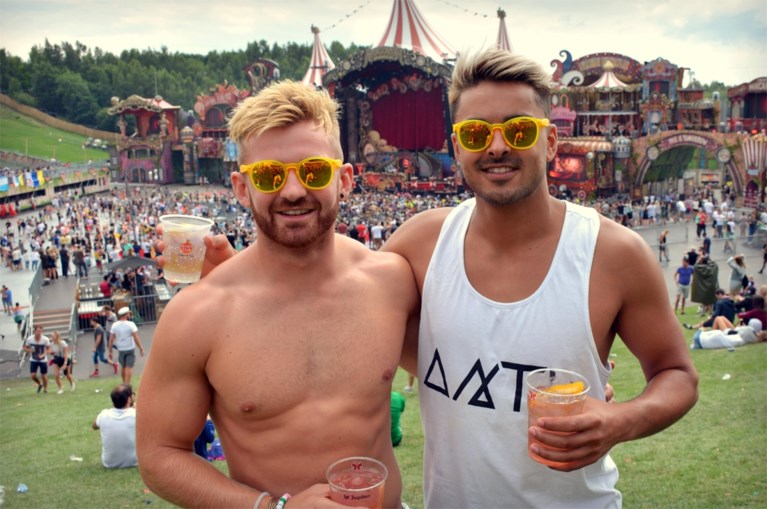 Vrienden vinden knuffelbeer van overleden vriend terug op Tomorrowland