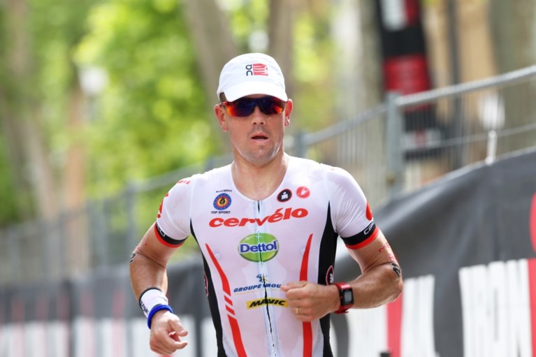 Zelfs douchekop houdt hem niet tegen: Van Lierde wint voor vierde keer Ironman van Nice