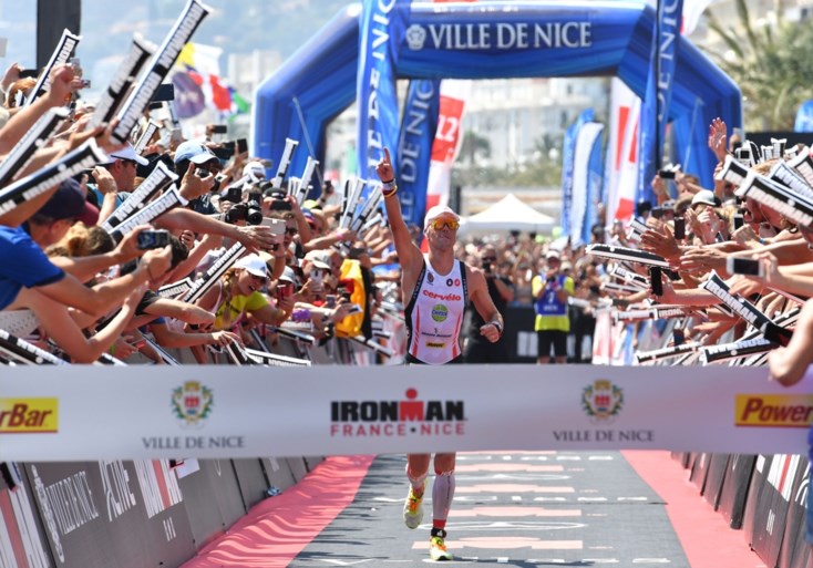 Zelfs douchekop houdt hem niet tegen: Van Lierde wint voor vierde keer Ironman van Nice