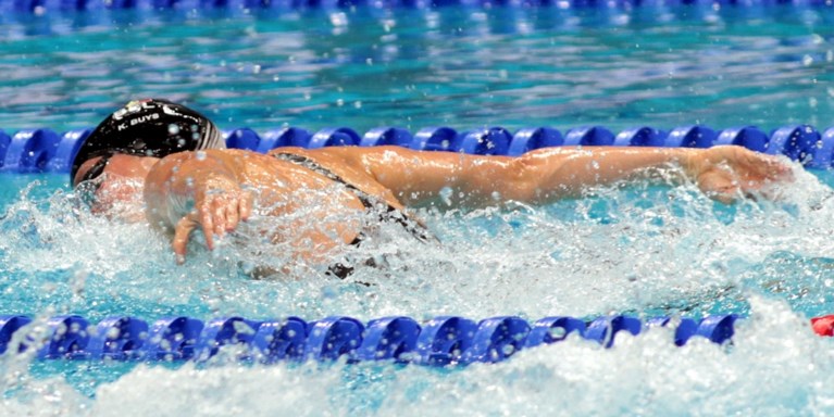 Kimberly Buys grijpt op WK naast finaleplaats op 100 meter vlinderslag