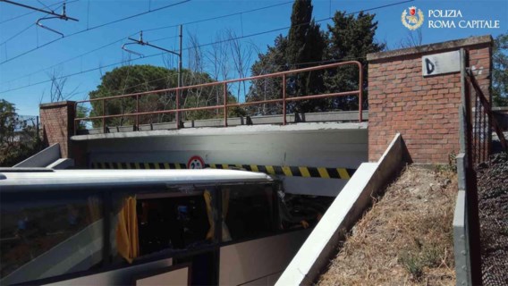 Bus hapert onder te lage brug in Rome