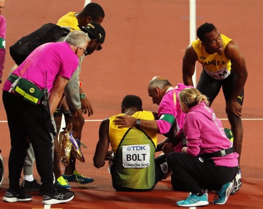 Door deze blessure haalde Bolt de finish in zijn laatste race niet, collega’s wijzen met vinger naar organisatie