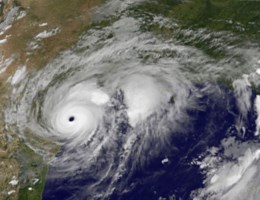 Stormjagers vliegen door oog van orkaan Harvey