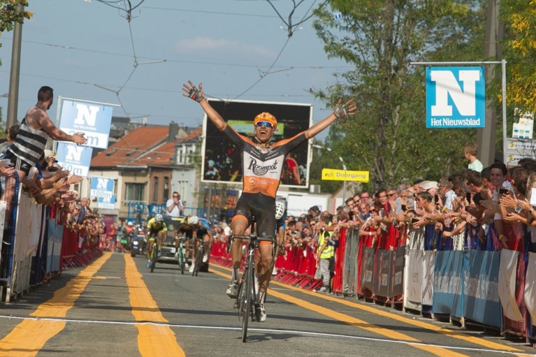 Nederlander Van der Hoorn verschalkt topfavoriet Van Aert in stoffige Schaal Sels