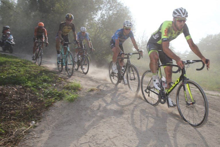 Nederlander Van der Hoorn verschalkt topfavoriet Van Aert in stoffige Schaal Sels