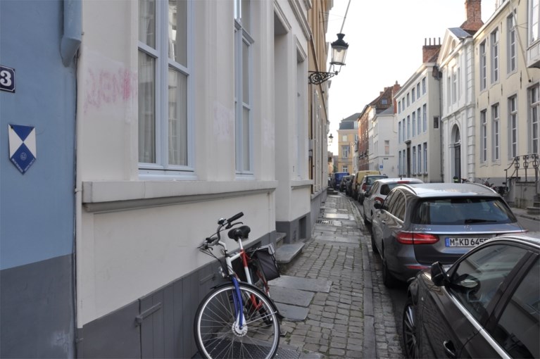 Graffiti op woning Brugse burgemeester: ‘Hier poept Landuyt’
