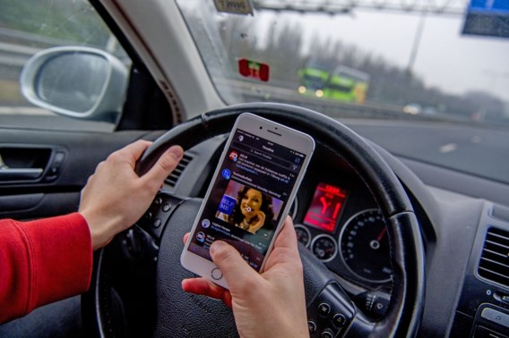 Tot 23 keer meer kans op ongeval bij ‘smartphonen’ achter stuur