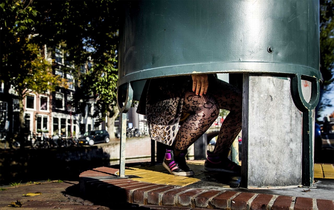 Honderden Nederlandse Vrouwen Urineren In Openbaar Mannentoilet Als Protest De Standaard