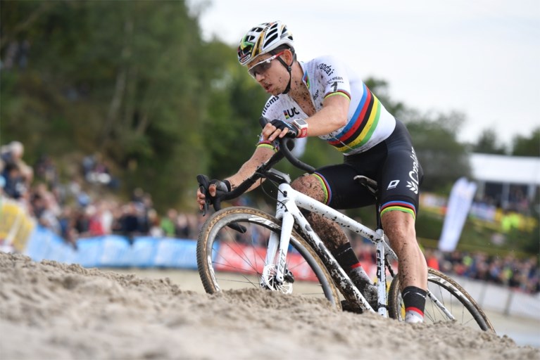 Van der Poel wint ook in Gieten na fantastisch duel met Van Aert