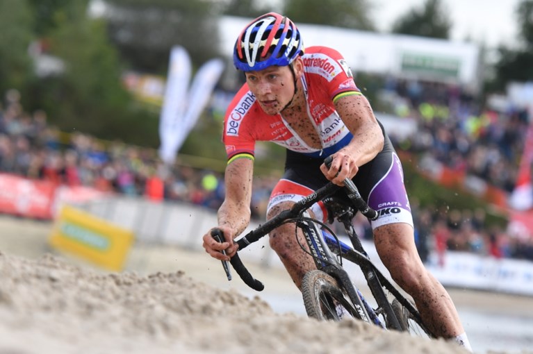 Van der Poel wint ook in Gieten na fantastisch duel met Van Aert