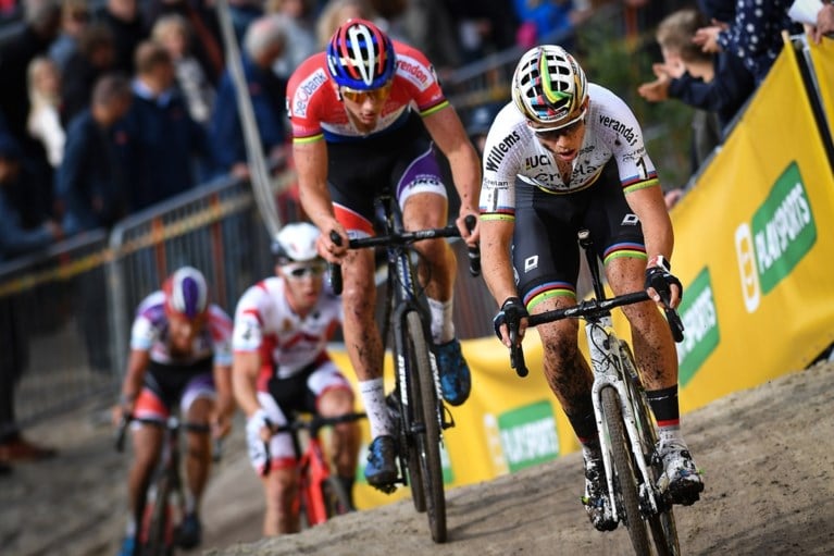 Van Aert blij dat hij terug kan fietsen, Van der Poel zelfkritisch na “technisch slechte cross”
