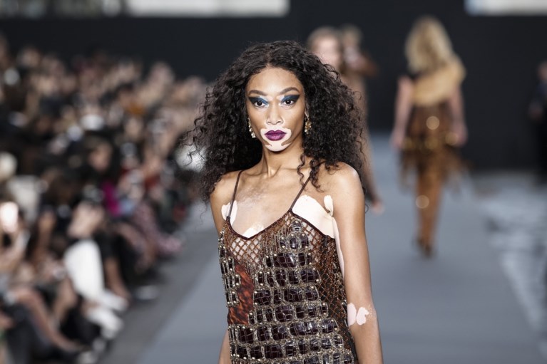 L’Oréal tovert Champs Elysees om tot catwalk