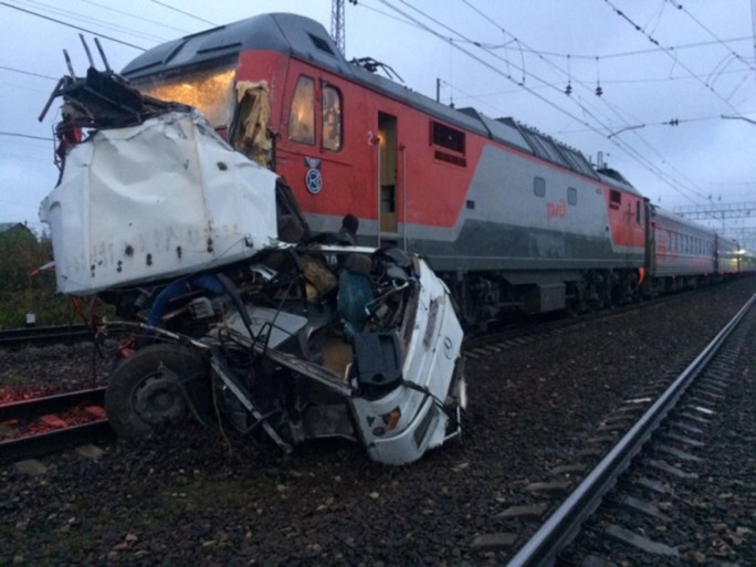 Zeker negentien doden bij botsing tussen trein en bus in Rusland