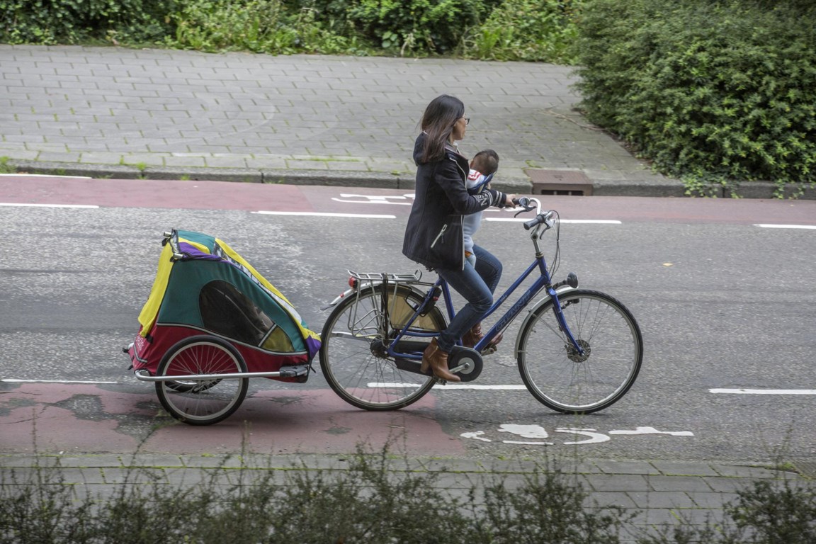 Verslinden Vlieger routine Zeg ik dat het onverantwoord is te fietsen met een baby in de draagdoek? |  De Standaard Mobile