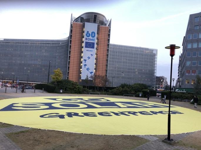 Greenpeace tovert Schumanplein om tot gigantische zon