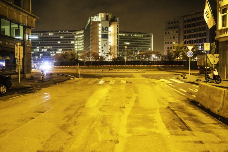 Greenpeace tovert Schumanplein om tot gigantische zon