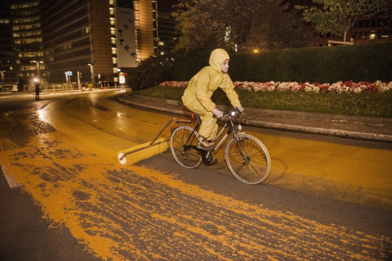 Greenpeace tovert Schumanplein om tot gigantische zon