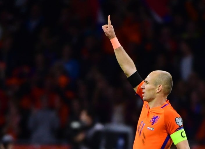 Nederland wint dankzij Robben maar komt vijf goals tekort, Ronaldo met Portugal naar WK