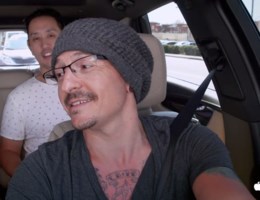 Linkin Park eert overleden frontman met aflevering 'Carpool Karaoke'