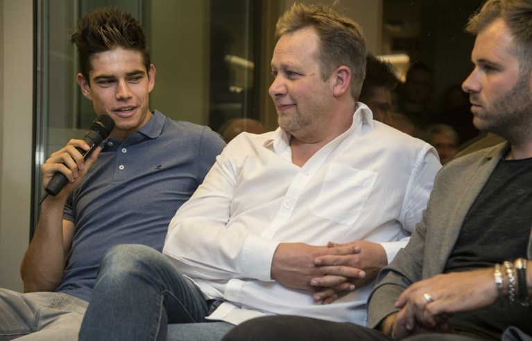 Waarom het nieuwe boek van Wout van Aert “Ik fiets focus” heet, een zinnetje dat hij 100 keer moest opschrijven