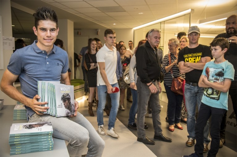 Waarom het nieuwe boek van Wout van Aert “Ik fiets focus” heet, een zinnetje dat hij 100 keer moest opschrijven