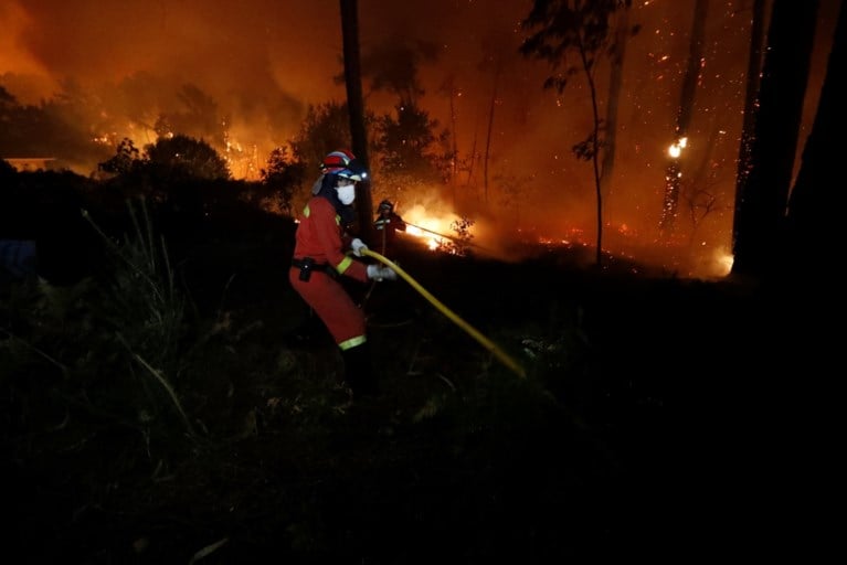 Minstens 27 doden bij bosbranden in Portugal
