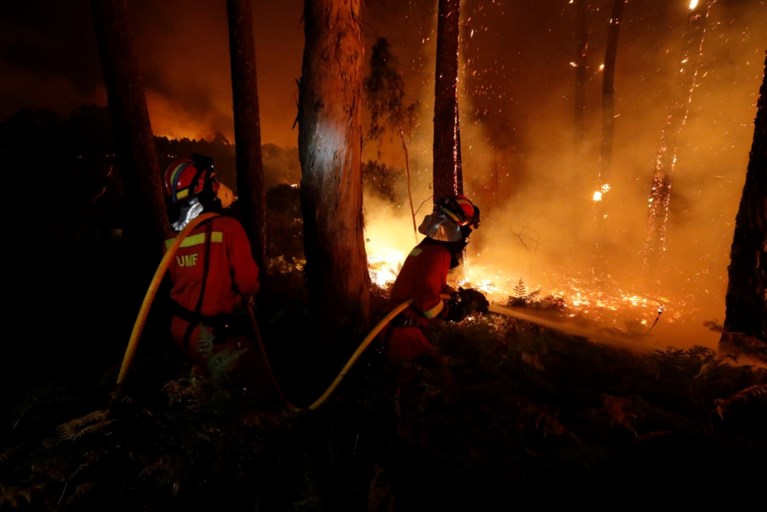 Minstens 27 doden bij bosbranden in Portugal