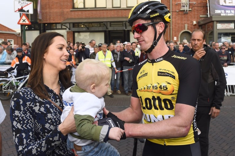 Jurgen Van den Broeck houdt het niet droog na laatste profkoers en hangt de fiets letterlijk aan de haak
