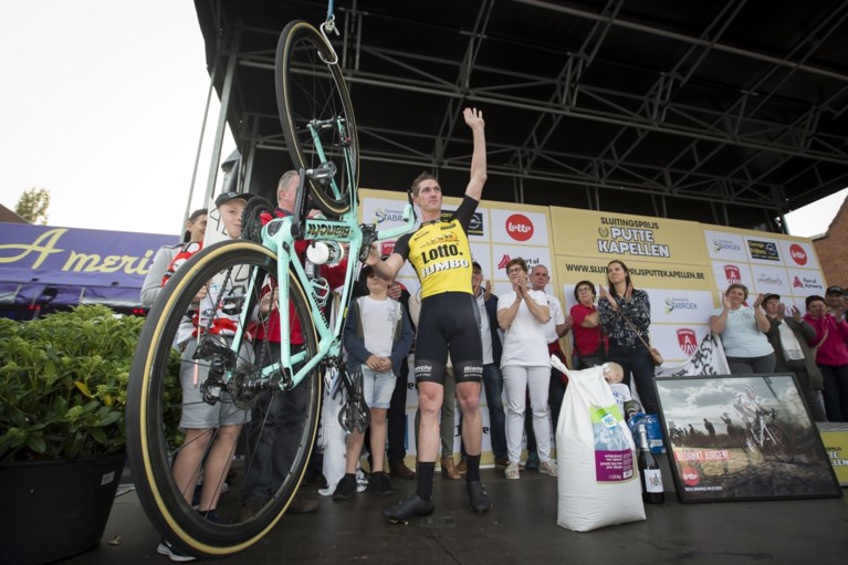Jurgen Van den Broeck houdt het niet droog na laatste profkoers en hangt de fiets letterlijk aan de haak