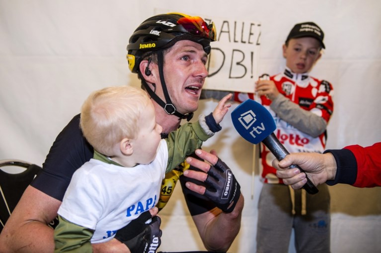 Jurgen Van den Broeck houdt het niet droog na laatste profkoers en hangt de fiets letterlijk aan de haak